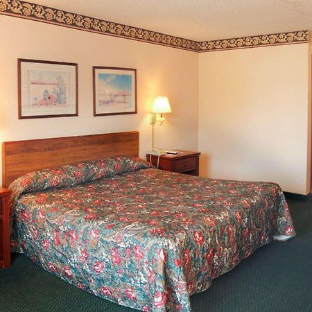 Rodeway Inn Greenwood Room photo